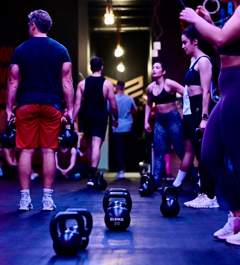 Gruppe mit Kettlebells im Studio